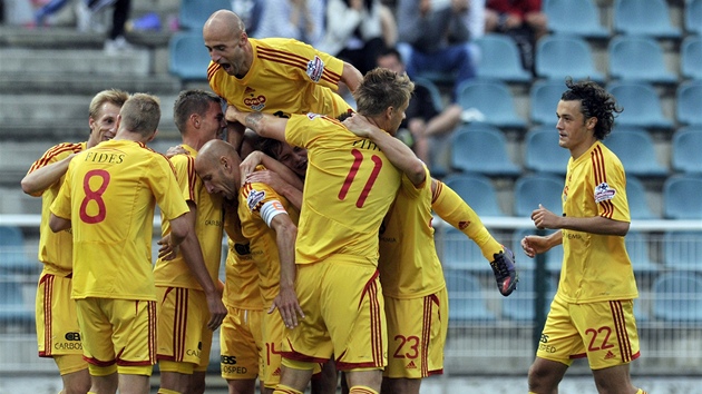 GRATULACE. Hrái Dukly blahopejí Luboi Kaloudovi ke gólu v zápase s Teplicemi.