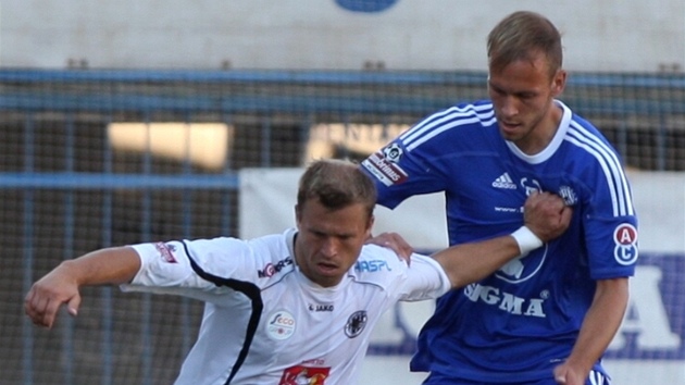 K MI T NEPUSTM. Krlovhradeck fotbalista Ji Podbradsk (vlevo) odstrkuje olomouckho Jakuba Petra.