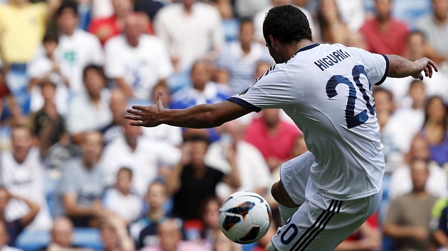 GLOV STELA. Gonzalo Higuan, tonk Realu Madrid, stl gl v utkn proti Valencii.