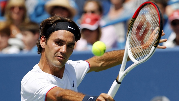 Roger Federer ve finle turnaje v Cincinatti proti Novaku Djokoviovi.