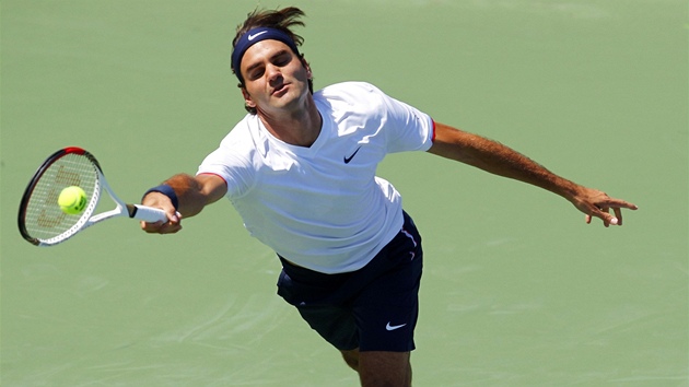 Roger Federer ve finle turnaje v Cincinatti proti Novaku Djokoviovi.