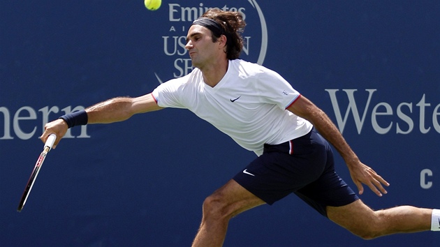 Roger Federer ve finle turnaje v Cincinatti proti Novaku Djokoviovi.