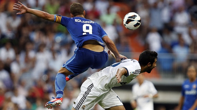 Raul Albiol z Realu Madrid (v blm) se sna ubrnit Roberta Soldada z Valencie. 