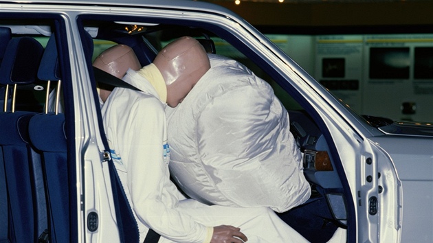 První airbag pro spolujezdce představil v roce 1987 Mercedes.