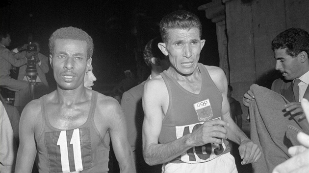 Abebe Bikila a Maroan Rhadi ben Abdesselam v cli  mskho olympijskho maratonu. Etiopan tehdej svtovou jedniku hledal po cel zvod - ovem marn, protoe Maroan vyfasoval jin slo.