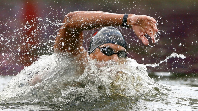 Tunisk dlkov plavec Usma Melll pi olympijskm maratonu na 10 kilometr. (10. srpna 2012)
