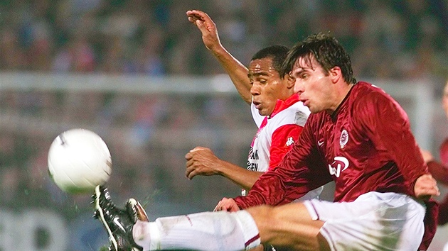 Sparan Zdenk Grygera (vpravo) pi souboji s Leonardem z Feyenoordu Rotterdam v utkn fotbalov Ligy mistr. (17. jna 2001)