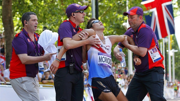 Japonec Kojiro Morioka zkolaboval bhem chodeckho maratonu na 50 kilometr. (11. srpna 2012)