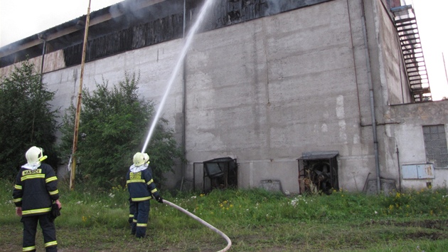 Hasii likviduj por objektu s uskladnnou slmou v Hodslavicch na Novojinsku. (12. srpna 2012)