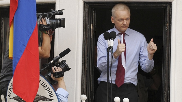Zakladatel serveru WikiLeaks Julian Assange z balkonu ekvdorsk ambasdy v Londn zdrav sv pznivce.