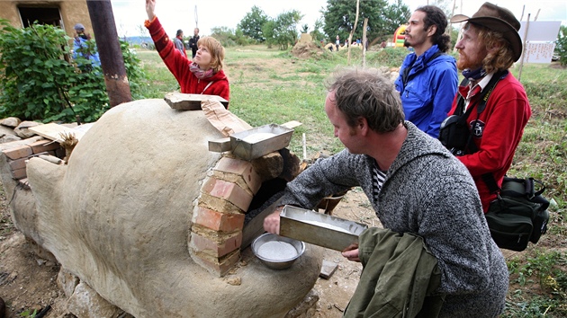 Tet ronk ekologicky zamenho komponovanho hostiovskho festivalu. Ukzka peen chleba v peci.