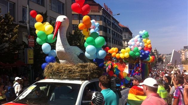 astnci pochodu homosexul Prague Pride, kter proel centrem metropole od sochy svatho Vclava na Vclavskm nmst a na Steleck ostrov (18. srpna 2012)