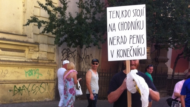 astnci pochodu homosexul Prague Pride, kter proel centrem metropole od sochy svatho Vclava na Vclavskm nmst a na Steleck ostrov (18. srpna 2012)