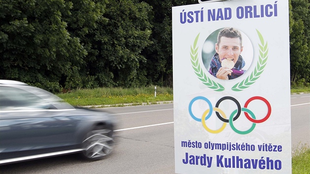 st nad Orlic vtalo bikera Jaroslava Kulhavho, kter pivezl zlato z olympidy v Londn (14. 8. 2012)