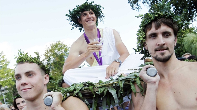 st nad Orlic vtalo bikera Jaroslava Kulhavho, kter pivezl zlato z olympidy v Londn (14. 8. 2012)