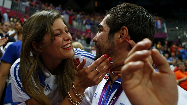 DKOVAKA PO FRANCOUZKU. Nikola Karabatic oslavuje triumf francouzskch hzenk na olympid v Londn.