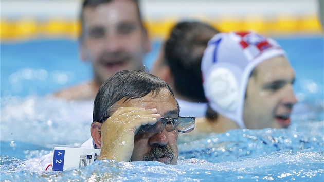 A ZAPLAVAL SI I STREJDA. Trenr chorvatskch vodnch plist skonil pi oslavch olympijskho triumfu ve vod.