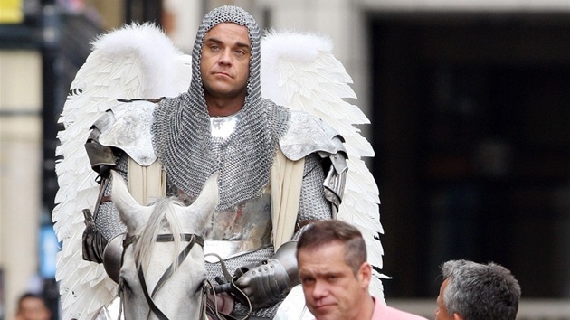 Robbie Williams jako andlsk ryt a jeho dvojnk v rov