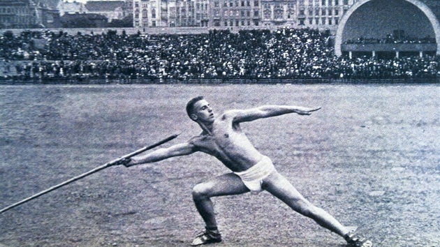 VI. vesokolsk slet v roce 1912 zobrazujc nvrat k antickm koenm. Historick fotografie