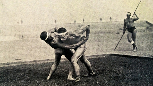 VI. vesokolsk slet v roce 1912 zobrazujc nvrat k antickm koenm. Historick fotografie