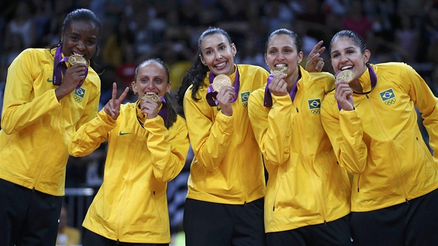 TY SE TPYT. Volejbalistky Brazlie se v Londn t ze zisku zlatch olympijskch medail. 