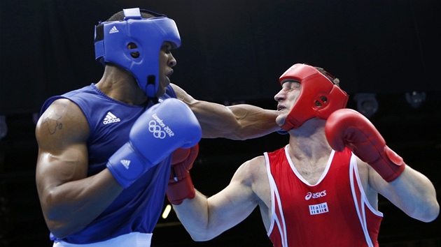 Britsk boxer Anthony Joshua (vlevo) bojuje ve finle olympijskch her ve vze nad 91 kg s italskm soupeem Robertem Cammarellem 