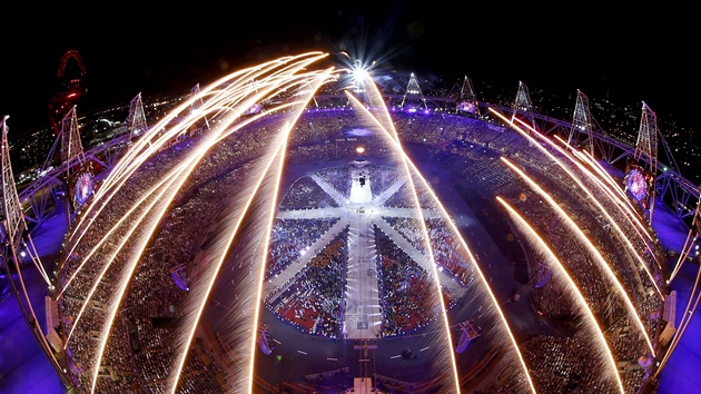 BLESKY NAD LONDNEM. Svteln show nad Olympijskm stadionem v Londn bhem slavnostnho zakonen her. 