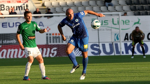 OBRANN ZKROK. Libereck obrnce Jan Nezmar zpracovv m ped jabloneckm tonkem Davidem Lafatou.