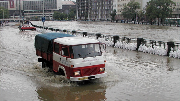 Kdy se 13. srpna 2002 zaala valit voda na nbe v Plzni, lid zaali spolu s hasii plnit pytle pskem a stavt z nich zbrany.