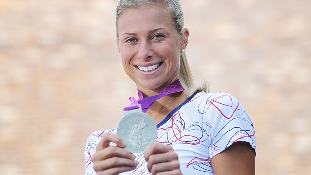 Tenistka a stbrn olympionika Andrea Hlavkov pivezla do Plzn ukzat londnskou medaili i slavn modr holnky. 