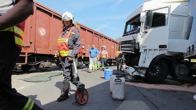 Nehoda kamionu a vlaku v Rokycanech. idi nkladnho automobilu z nepozornosti vjel na pejezd, po kterm zrovna projdl vlak. Nikdo nebyl zrann.