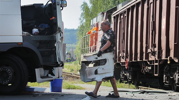 Nehoda kamionu a vlaku v Rokycanech. idi nkladnho automobilu z nepozornosti vjel na pejezd, po kterm zrovna projdl vlak. Nikdo nebyl zrann.