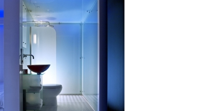 Pod minimalistickou koupelnou je podepsan jako autor Philippe Starck.