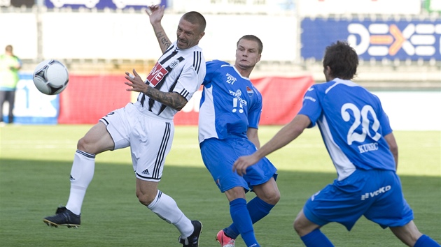 Tom epka z eskch Budjovic (vlevo) v soboji s hri Ostravy Dominikem Krautem a Davorem Kukecem (vpravo).