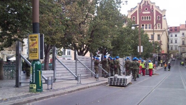 Od sobotnho rna stavli hasii, vojci a dobrovolnci protipovodov zbrany na Smetanov nbe. Zvldli to za necel ti hodiny.