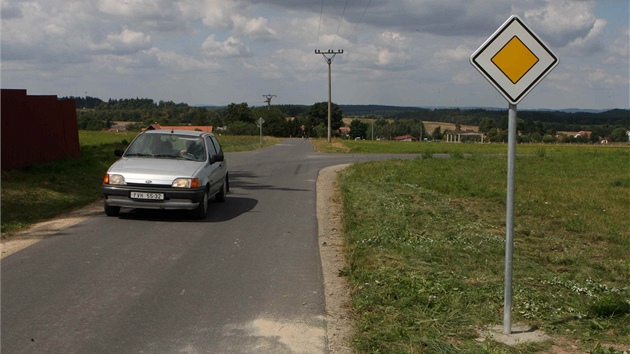 Kiovatka vyasfaltovanch polnch cest v Brodku u Konice na Prostjovsku. Podle dopravnho inenra policie jsou tu znaky zbyten, podle starosty, kter je prosadil, naopak nezbytn.