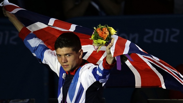 DOMC FAVORIT. Luke Campbell vybojoval zlato pro Velkou Britnii, ve finle porazil irskho protivnka.