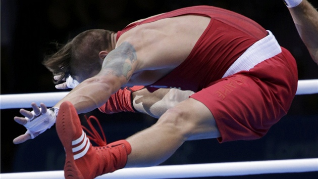 VRCHOLN OKAMIK. Takhle vysoko vykopne nohy ukrajinsk boxer Alexandr Usyk.