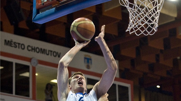 esk basketbalista Pavel Pumprla zakonuje na italsk ko.
