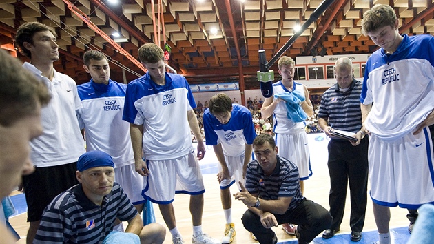 Trenr eskch basketbalist Pavel Budnsk udl pokyny bhem time-outu.