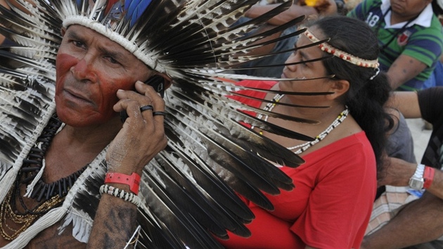 Domorod indini protestovali proti vstavb Belo Monte i bhem ervnovho summitu Rio+20 (21. ervna 2012)