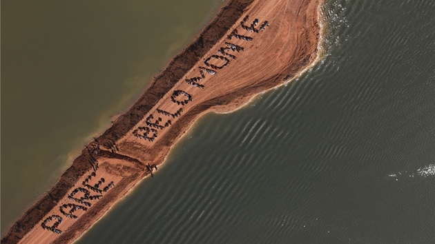 Domorod protestujc vytvoili na stavb pehrady npis "Zastavte Belo Monte" (14. srpna 2012)