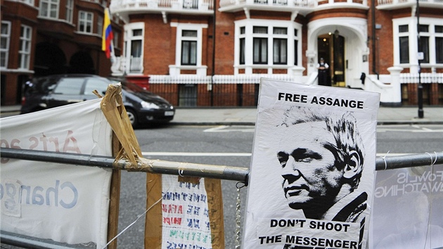 Na bariry ped ekvdorskou ambasdou v Londn vyvsili Assangeovi pznivci plakty (14. srpna 2012)