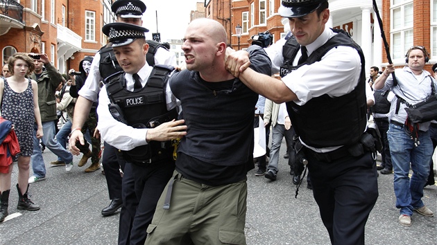 Britt policist odvd jednoho z protestujcch od ekvdorsk ambasdy v Londn (16. srpna 2012)