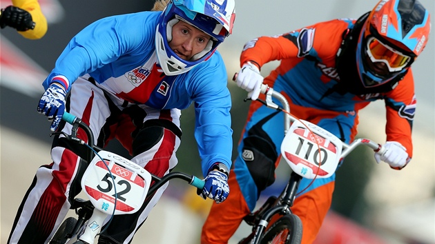 Aneta Hladkov (vlevo) bhem olympijskho semifinle bikrosu.