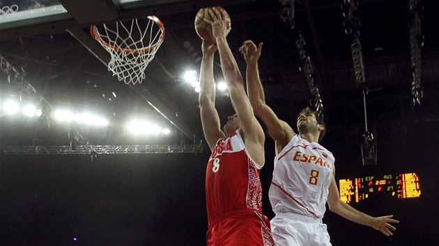 ZA DVA BODY. Rusk basketbalista Saa Kaun skruje v semifinle proti panlsku.