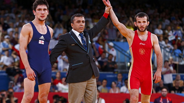 TOHLE JE VTZ. Nejlepm zpasnkem ve volnm stylu v kategorii do 55 kg je Rus Damal Otarsultanov (vpravo), jen porazil soupee z Gruzie.