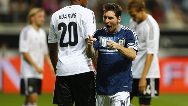 A PECE SE TREFIL. Argentinec Lionel Messi sice nepromnil proti Nmecku penaltu, ale pot skroval ze hry.