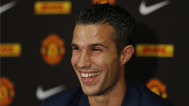 RADOST Z PESTUPU? tonk Robin van Persie na tiskov konferenci po pestupu z Arsenalu do Manchesteru United.