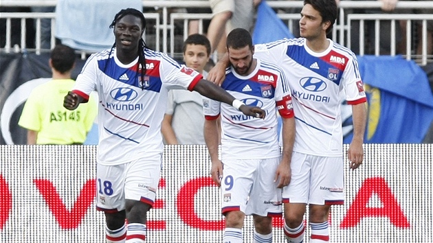 POHODA V LYONU. Fotbalist Lyonu oslavuj gl Bafetimbiho Gomise (vlevo) do st Troyes.